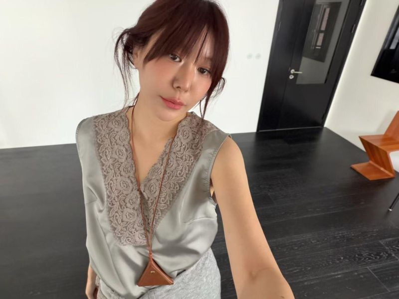 光澤感緞面蕾絲V領背心 絲質蕾絲上衣