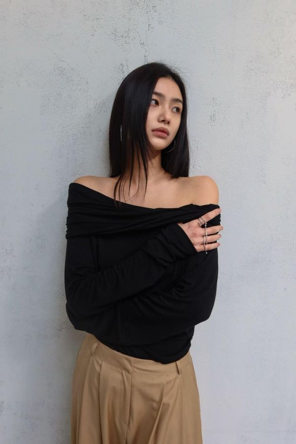 微醺感透膚斜肩皺褶上衣 斜肩上衣
