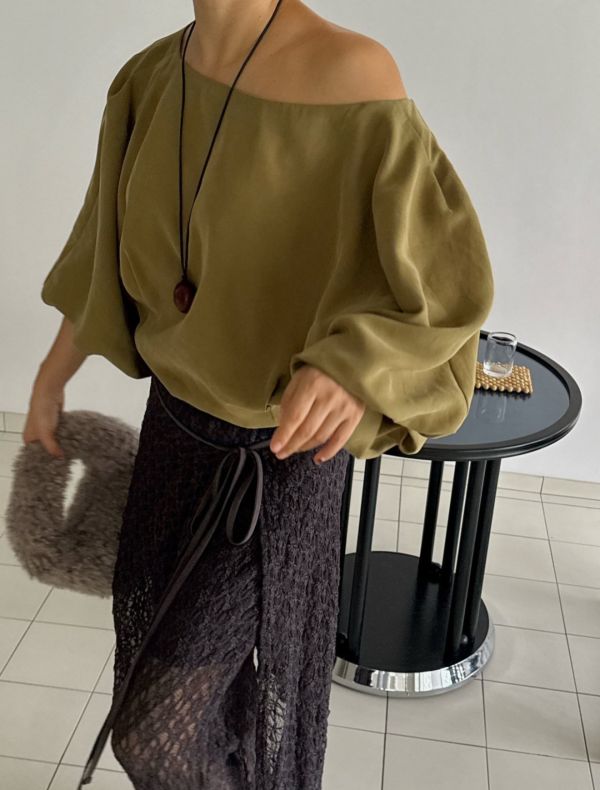Olive Veil 斜肩澎袖上衣 斜肩澎袖上衣