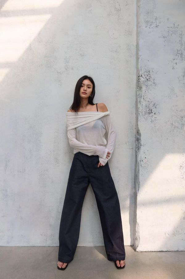 微醺感透膚斜肩皺褶上衣 斜肩上衣