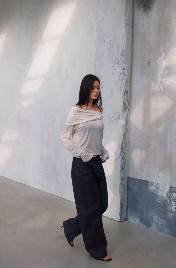 微醺感透膚斜肩皺褶上衣 斜肩上衣