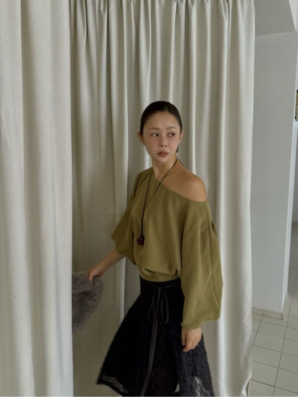 Olive Veil 斜肩澎袖上衣 斜肩澎袖上衣