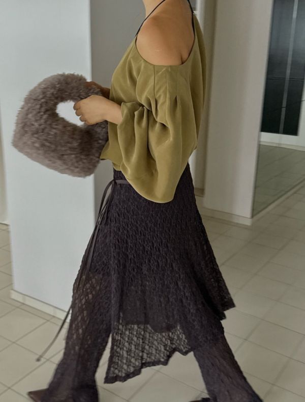 Olive Veil 斜肩澎袖上衣 斜肩澎袖上衣