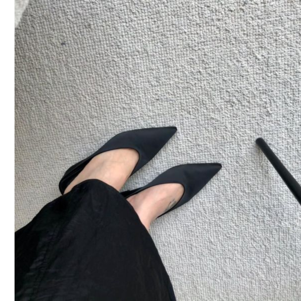 Silent Edge 極簡尖頭低跟鞋 尖頭低跟鞋