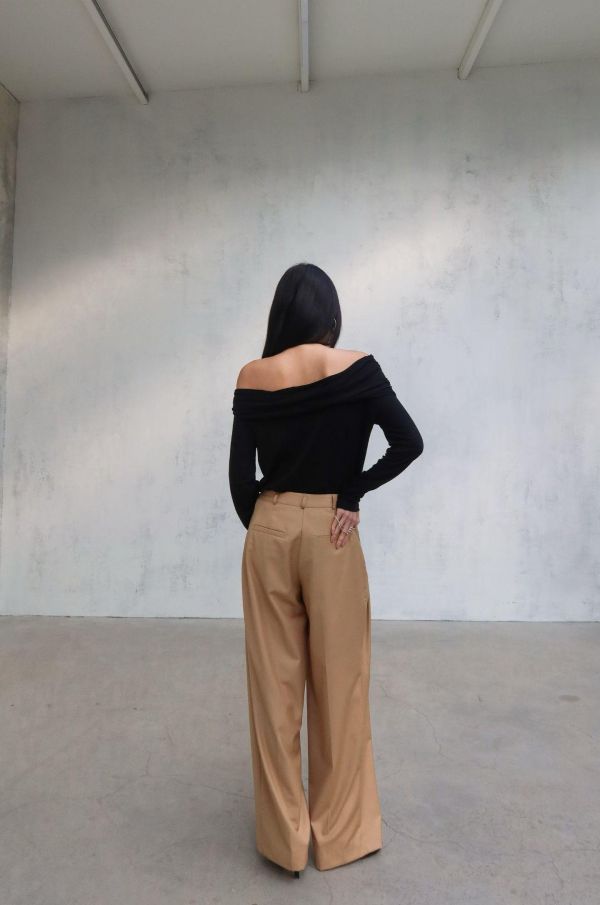 微醺感透膚斜肩皺褶上衣 斜肩上衣