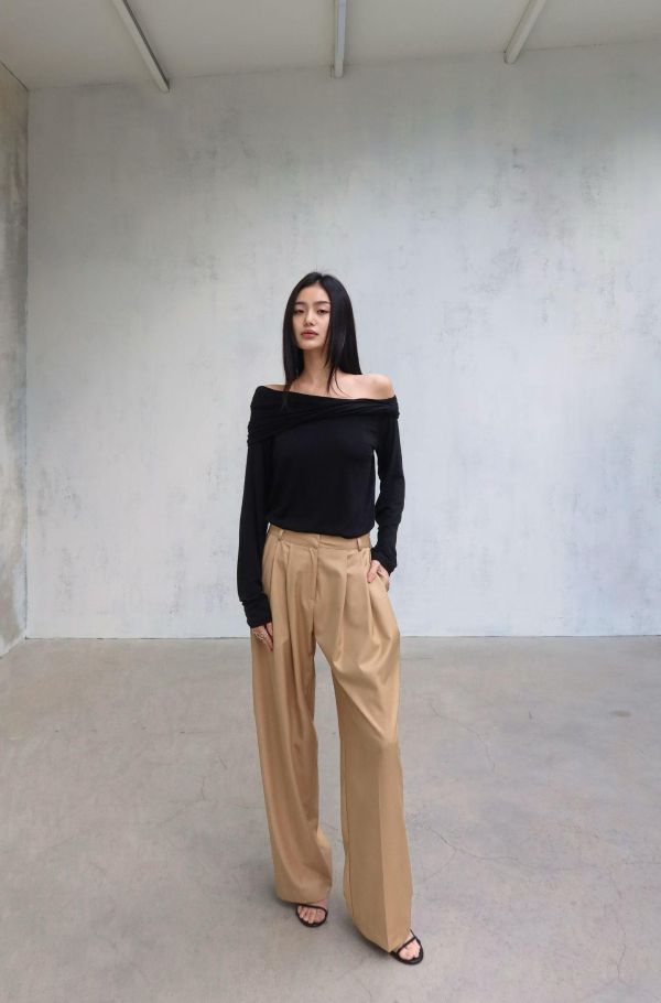 微醺感透膚斜肩皺褶上衣 斜肩上衣