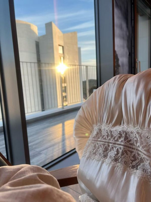 光澤感緞面蕾絲長裙 蕾絲裙