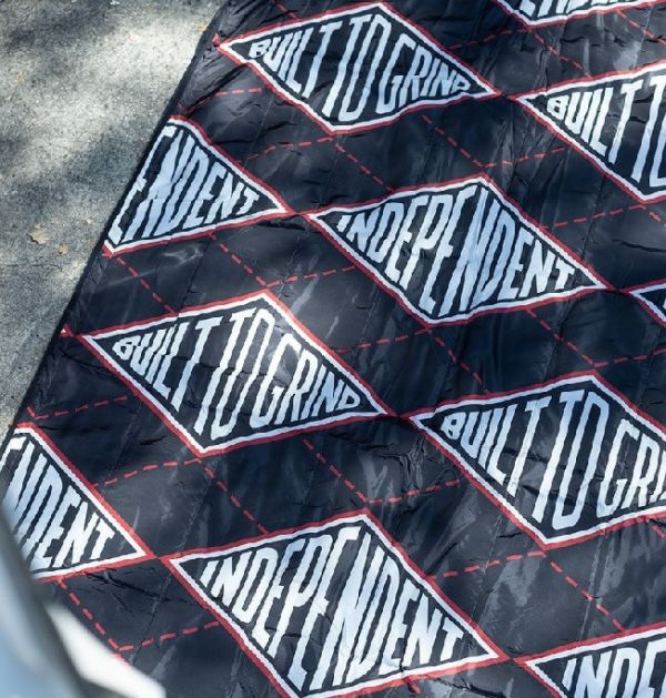 【INDEPENDENT】BTG PIVOT QUILTED BLANKET 