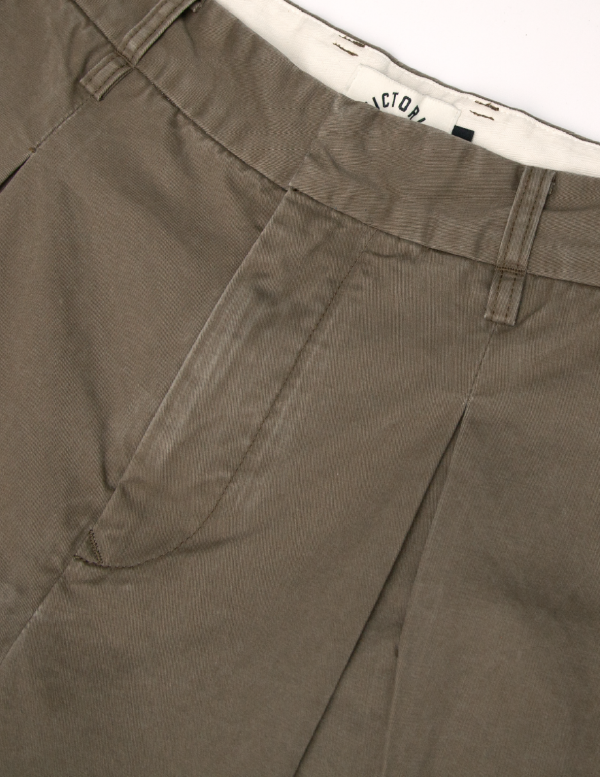 INVERTED PLEATS CHINO（SWAMP） 