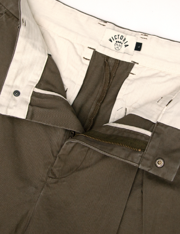 INVERTED PLEATS CHINO（SWAMP） 