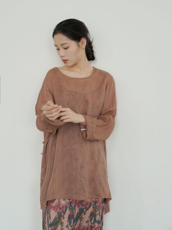 燕燕~清透莧麻~簡約圓領套頭中長襯衫 文藝風骨寬鬆長衫 上衣。ab2420101 