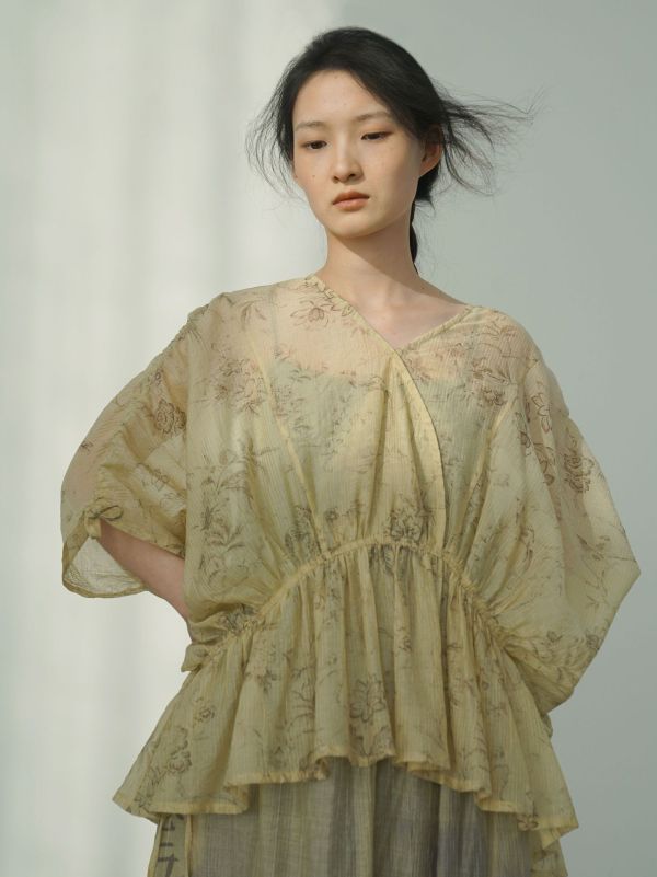 燕燕~絲棉印花  仙氣薄透V領古典式 蝙蝠袖寬大襯衫  上衣  ab2413101 