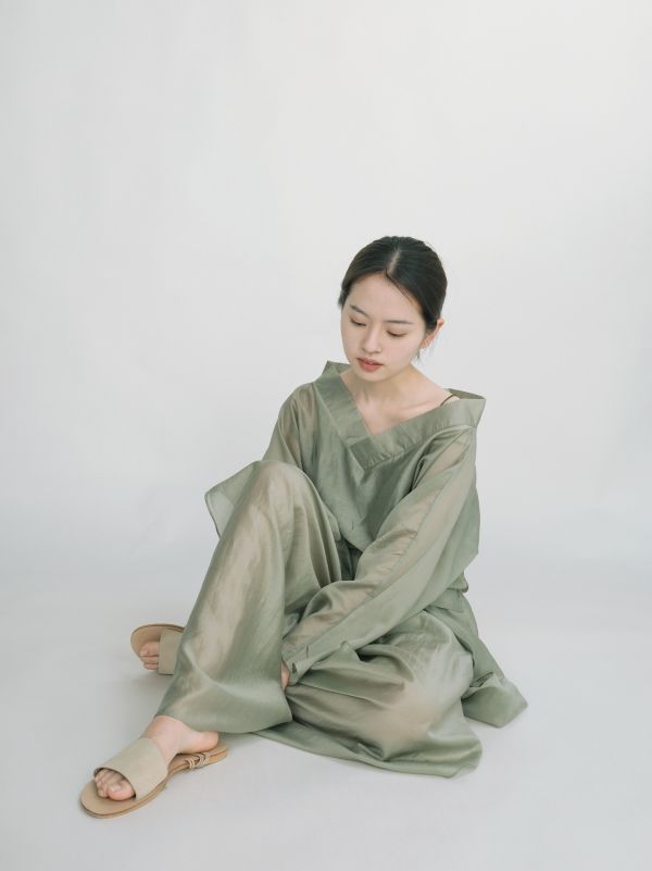 燕燕~天絲~光澤感V領襯衫 東方美學輕中式顯瘦上衣.(可選購褲裙成套裝）  ab2414501 