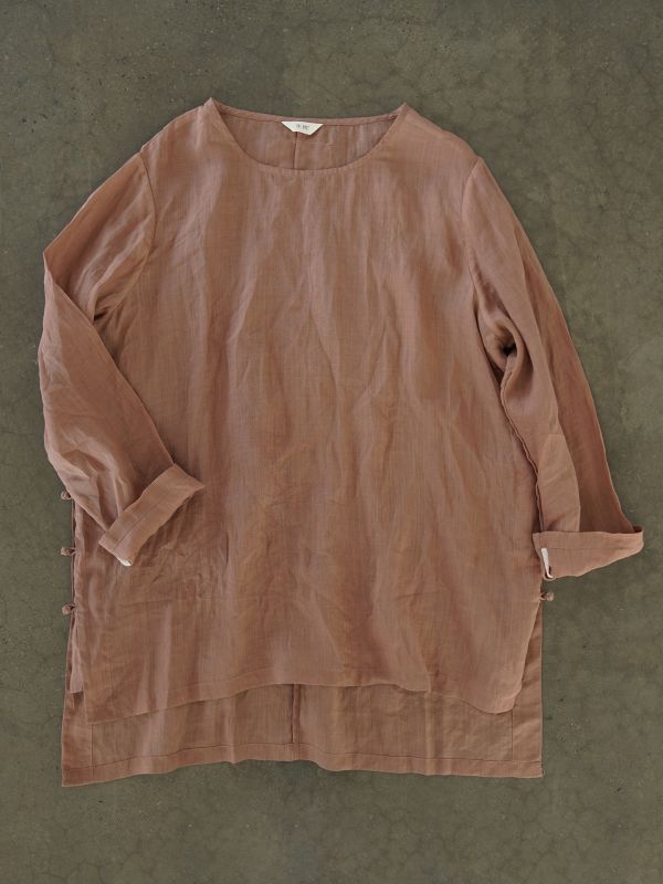 燕燕~清透莧麻~簡約圓領套頭中長襯衫 文藝風骨寬鬆長衫 上衣。ab2420101 