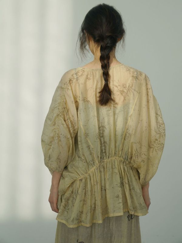 燕燕~絲棉印花  仙氣薄透V領古典式 蝙蝠袖寬大襯衫  上衣  ab2413101 