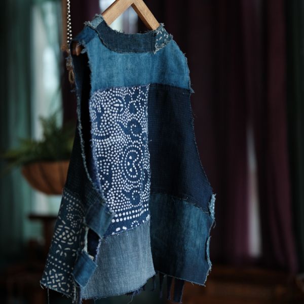 燕燕~復古文藝手工針跡貼布藍染背心。ab223501 
