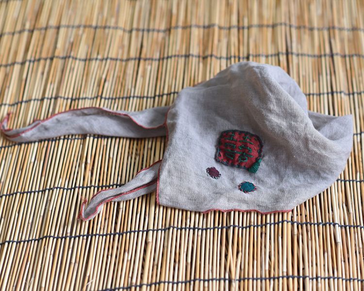 燕燕. 亞麻 貼佈手繡雙喜三角巾 喜字圍巾 領巾 