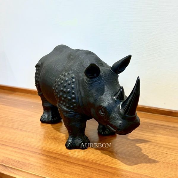 黑曜石犀牛擺件｜米開爾空間防護・阻擋負能量・強力鎮宅守護 黑曜石, 黑曜石犀牛, 米開爾, 空間防護, 擋煞, 鎮宅, 保護能量, 黑曜守護, 空間穩定, 家庭安全, 芮隱水晶