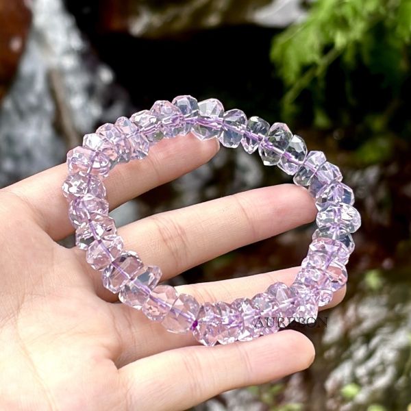 年度行運密碼147｜紫晶玉切面手串・靜心專注・智慧覺醒能量（全紫晶玉特製款） 紫晶玉, 紫晶玉切面, 年度行運密碼, 芮隱水晶, 專注能量, 靜心水晶, 智慧啟發, 冥想手鍊, 靈性成長, 行運水晶, 平衡能量, 紫晶功效, 心靈覺察