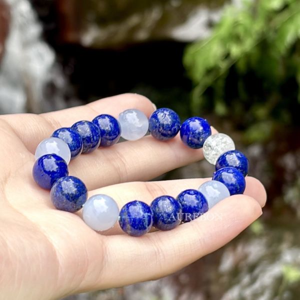 年度行運密碼489｜青金石 × 藍玉髓・智慧真理・靈性表達能量（含芮隱專屬密碼啟動水晶） 青金石, 藍玉髓, Lapis Lazuli, Blue Chalcedony, 年度行運密碼, 芮隱水晶, 密碼啟動水晶, 靈性覺醒, 喉輪水晶, 智慧能量, 真理之石, 表達水晶, 行運水晶, 靜心溝通