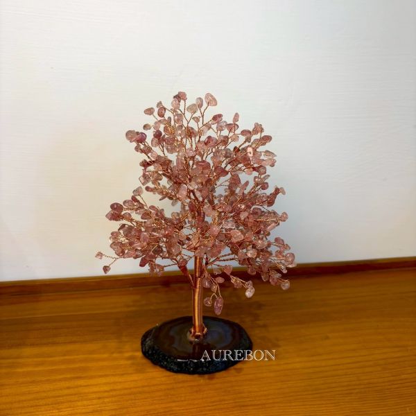 草莓晶招財樹擺件｜麥達昶敏感孩童守護・柔軟情緒・溫暖安心能量 草莓晶, 草莓晶招財樹, 麥達昶, Metatron, 敏感孩童, 空間守護, 情緒安定, 睡眠安心, 招財樹, 家庭能量, 柔光能量, 芮隱水晶, 氣場保護