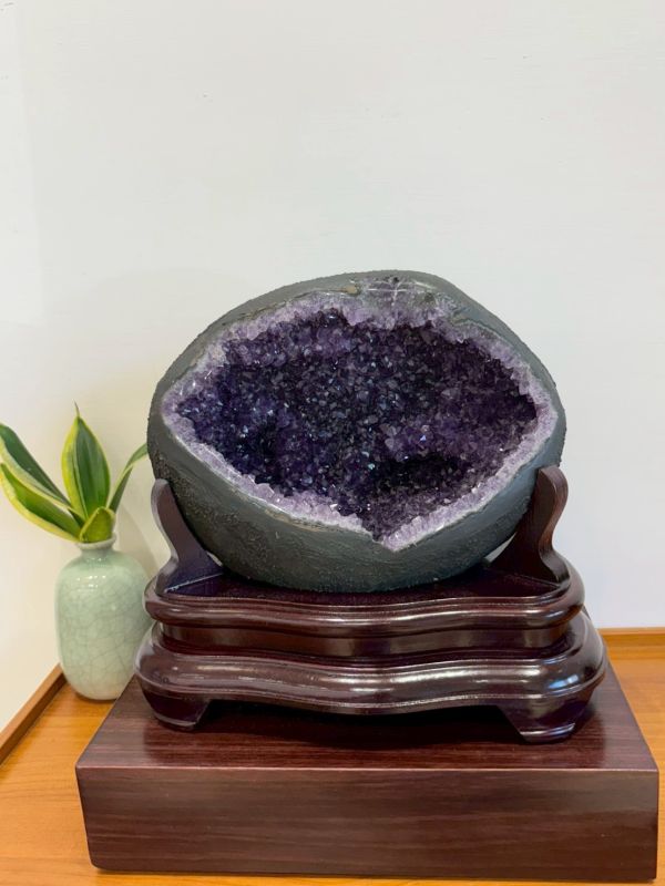 紫晶洞擺件｜耶利米爾共振・空間財富能量・富足心態 紫晶洞, 小型紫晶洞, amethyst geode, 耶利米爾, Archangel Jeremiel, 空間財位, 財富能量, 富足心態, 匱乏轉化, 空間擺件, 風水擺設, 招財擺件, 居家淨化, 紫水晶