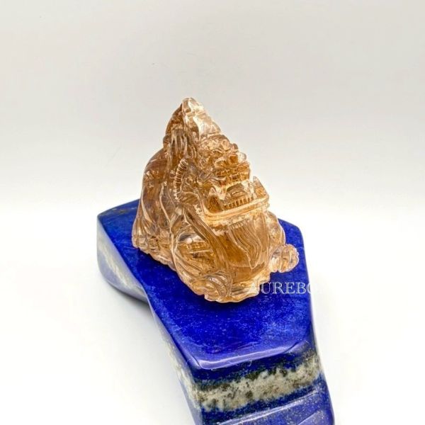 鈦晶龍擺件｜加百列行動執行・決策清晰・事業推進能量 芮隱水晶・加百列天使 鈦晶龍擺件。鈦晶象徵行動力與資源整合,龍形代表事業推進與掌控力,搭配加百列訊息能量,協助清晰決策、行動落地並推動事業發展。