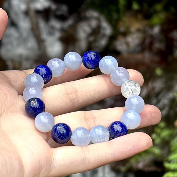 年度行運密碼489｜藍玉髓 × 青金石・真誠溝通・心靈洞察能量（含芮隱專屬密碼啟動水晶） 藍玉髓, 青金石, Blue Chalcedony, Lapis Lazuli, 年度行運密碼, 芮隱水晶, 密碼啟動水晶, 溝通水晶, 表達能量, 喉輪啟動, 靈性洞察, 行運水晶, 青金石功效, 藍玉髓功效