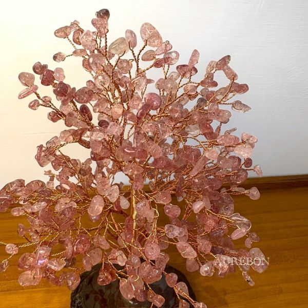 草莓晶招財樹擺件｜麥達昶敏感孩童守護・柔軟情緒・溫暖安心能量 草莓晶, 草莓晶招財樹, 麥達昶, Metatron, 敏感孩童, 空間守護, 情緒安定, 睡眠安心, 招財樹, 家庭能量, 柔光能量, 芮隱水晶, 氣場保護