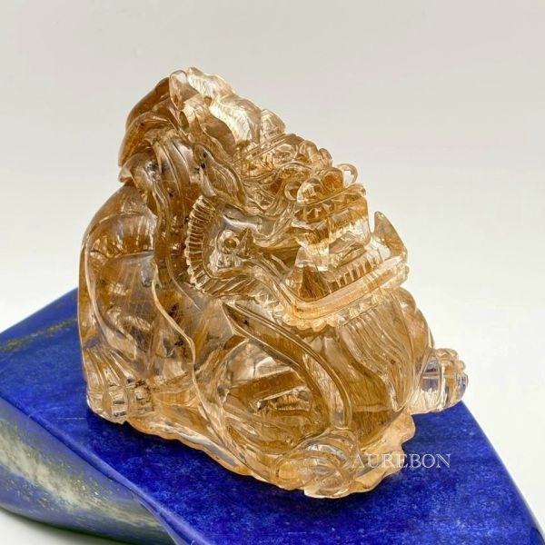 鈦晶龍擺件｜加百列行動執行・決策清晰・事業推進能量 芮隱水晶・加百列天使 鈦晶龍擺件。鈦晶象徵行動力與資源整合,龍形代表事業推進與掌控力,搭配加百列訊息能量,協助清晰決策、行動落地並推動事業發展。