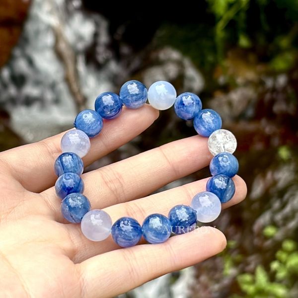 年度行運密碼489｜藍晶石 × 藍玉髓・心智清明・真實表達能量（含芮隱專屬密碼啟動水晶） 藍晶石, 藍玉髓, Kyanite, Chalcedony, 年度行運密碼, 芮隱水晶, 密碼啟動水晶, 表達能量, 溝通水晶, 喉輪啟動, 靈性覺察, 行運水晶, 清晰思緒, 心靈導引