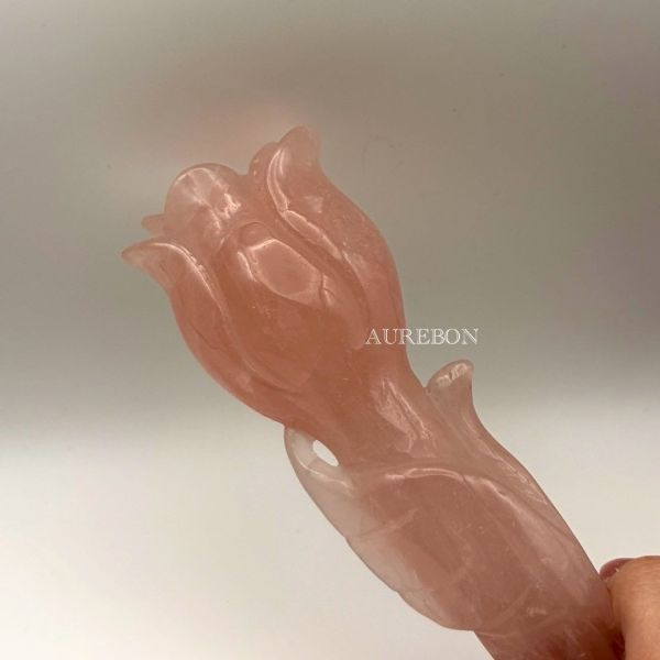 麥達昶粉晶玫瑰權杖擺件（不含座）｜敏感孩童守護・情緒安定・柔光能量保護 粉晶, 粉晶權杖, 麥達昶, Metatron, 空間守護, 敏感性孩童, 情緒安撫, 睡眠安穩, 能量保護, 柔光能量, 家居守護, 芮隱水晶, 安心氛圍