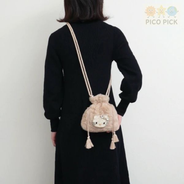 【Hello Kitty × MAYGLOBE 品牌聯名】毛絨束口肩背包 