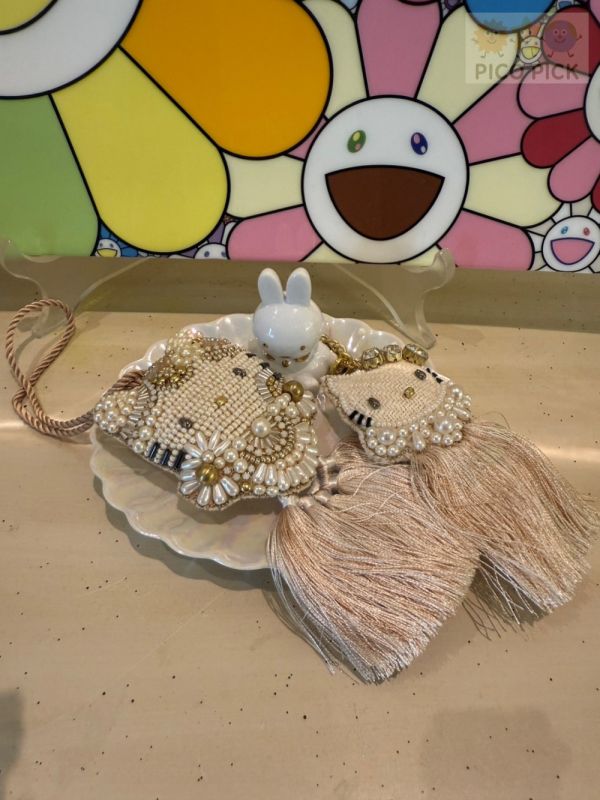 日本手工精緻珠繡｜Hello Kitty × MAYGLOBE 品牌聯名（手環／胸針） 