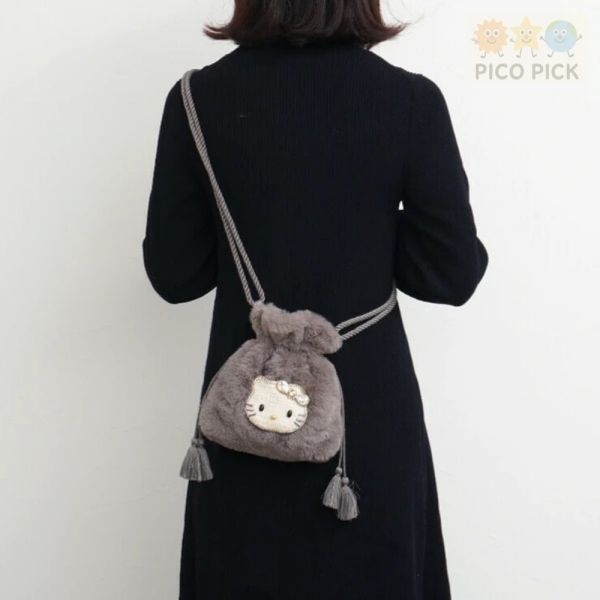 【Hello Kitty × MAYGLOBE 品牌聯名】毛絨束口肩背包 