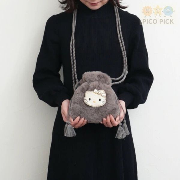 【Hello Kitty × MAYGLOBE 品牌聯名】毛絨束口肩背包 