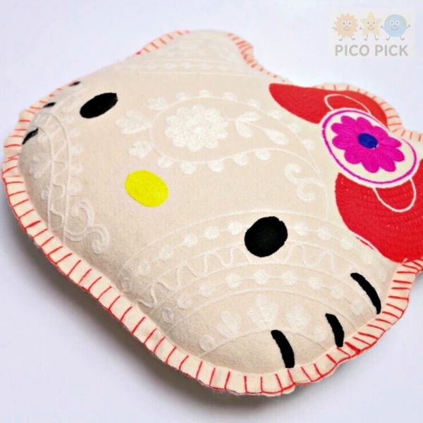 日本直送 Hello Kitty × MAYGLOBE 刺繡抱枕｜臉型靠枕｜居家裝飾| Kitty抱枕 Hello Kitty 抱枕｜Hello Kitty 靠枕｜Hello Kitty 居家擺飾｜Sanrio正版｜MAYGLOBE 聯名｜Hello Kitty 家飾