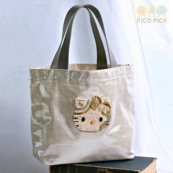日本直送 Hello Kitty × MAYGLOBE 聯名手工珠繡托特包｜手提袋｜小提袋｜Hello Kitty 手提包 Hello Kitty 托特包｜Hello Kitty 聯名包｜MAYGLOBE 手工珠繡包｜Hello Kitty 小提袋｜日本直送Hello Kitty 包包｜Hello Kitty 午餐袋｜Hello Kitty 手提包