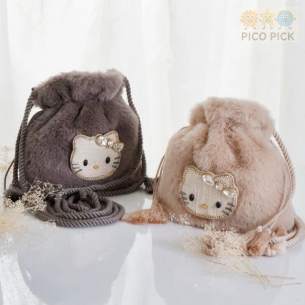 【Hello Kitty × MAYGLOBE 品牌聯名】毛絨束口肩背包 