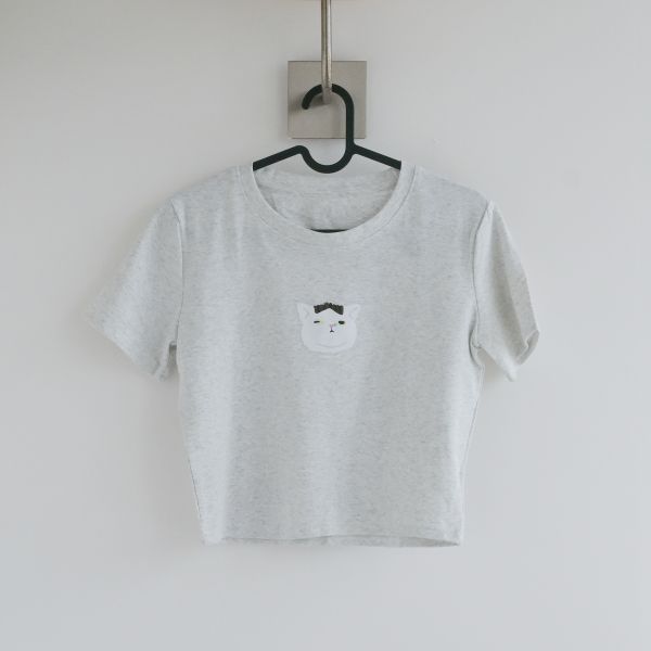 胡同還要睡 T-shirt 灰色 胡同上衣,貓咪圖案 T-shirt,合身短袖,厭世貓咪上衣,搞笑貓咪衣服,還沒睡醒 T-shirt,尷尬微笑貓咪,貓奴穿搭,懶人穿搭推薦,迷因風格服飾,台灣原創插畫衣服,胡同品牌衣服