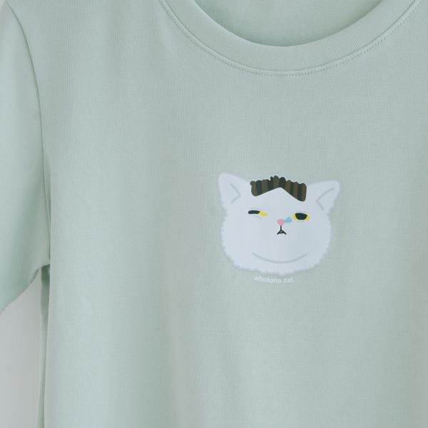 胡同還要睡 T-shirt 灰色 胡同上衣,貓咪圖案 T-shirt,合身短袖,厭世貓咪上衣,搞笑貓咪衣服,還沒睡醒 T-shirt,尷尬微笑貓咪,貓奴穿搭,懶人穿搭推薦,迷因風格服飾,台灣原創插畫衣服,胡同品牌衣服