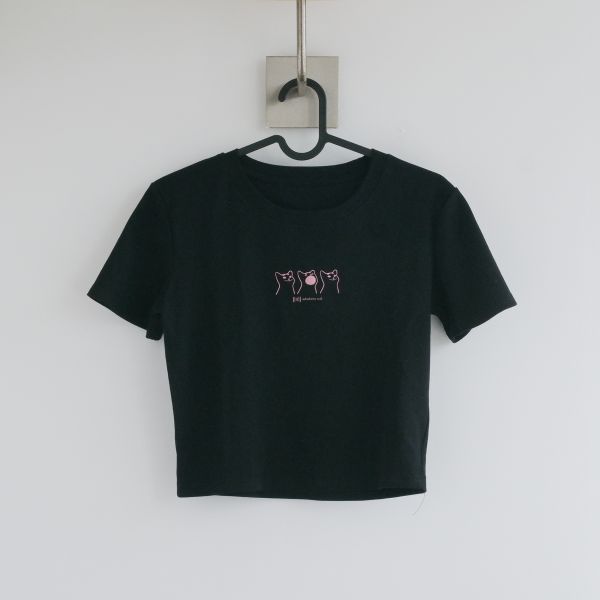 波波貓上身胡同 T-shirt 黑 胡同上衣,貓咪圖案 T-shirt,合身短袖,厭世貓咪上衣,搞笑貓咪衣服,還沒睡醒 T-shirt,尷尬微笑貓咪,貓奴穿搭,懶人穿搭推薦,迷因風格服飾,台灣原創插畫衣服,胡同品牌衣服