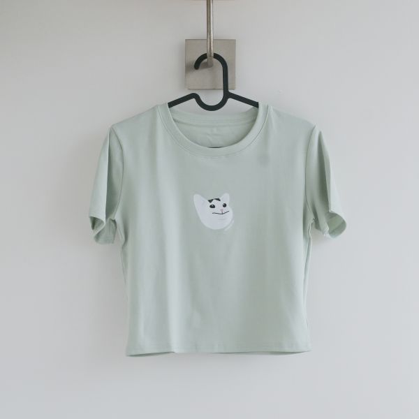 胡同禮貌微笑 T-shirt 綠 胡同上衣,貓咪圖案 T-shirt,合身短袖,厭世貓咪上衣,搞笑貓咪衣服,還沒睡醒 T-shirt,尷尬微笑貓咪,貓奴穿搭,懶人穿搭推薦,迷因風格服飾,台灣原創插畫衣服,胡同品牌衣服