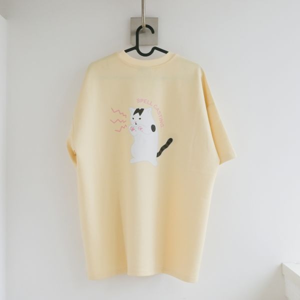 胡同下咒 T-shirt 奶黃色 胡同, 插畫T恤, 太空棉上衣, 男女共版T恤, 手工燙印, 高磅T恤, oversize穿搭, 台灣插畫品牌, 質感上衣, 插畫服飾