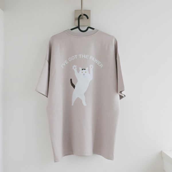 胡同能量加持 T-shirt 奶茶色 胡同, 插畫T恤, 太空棉上衣, 男女共版T恤, 手工燙印, 高磅T恤, oversize穿搭, 台灣插畫品牌, 質感上衣, 插畫服飾
