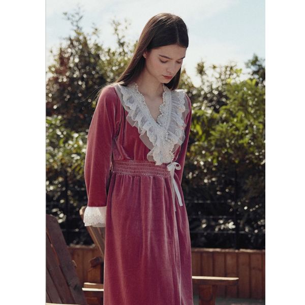 BALCONY 薄暮玫瑰天鵝絨蕾絲睡袍 