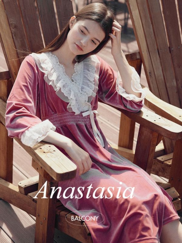 BALCONY 薄暮玫瑰天鵝絨蕾絲睡袍 