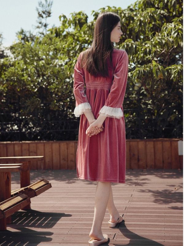 BALCONY 薄暮玫瑰天鵝絨蕾絲睡袍 