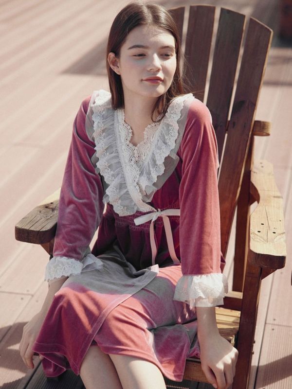 BALCONY 薄暮玫瑰天鵝絨蕾絲睡袍 