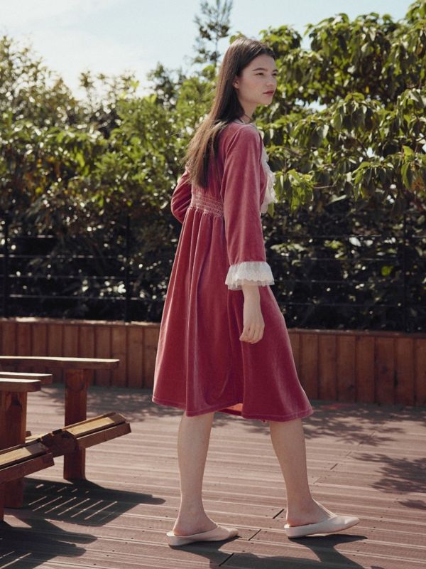 BALCONY 薄暮玫瑰天鵝絨蕾絲睡袍 